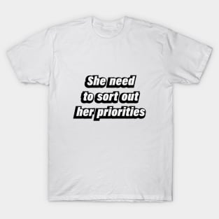 She need to sort out her priorities - fun quote T-Shirt